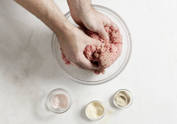 Osterwurst, Faschiertes, Gewürze, Schüssel, Hände