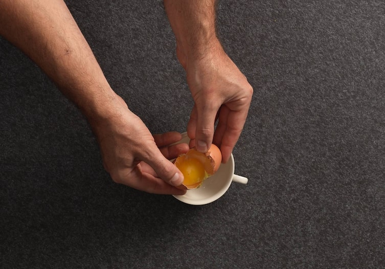 Ei, Eierschale, Dotter, Hände, Tasse