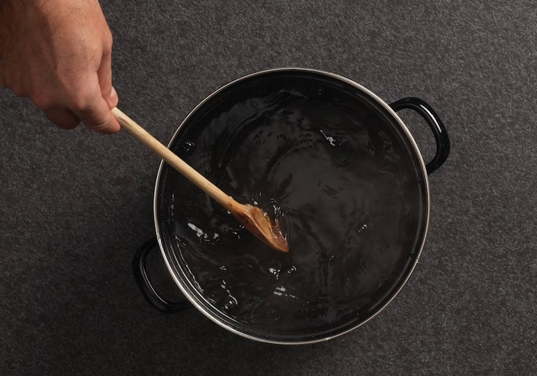 Wasser, Kochlöffel, Topf, Hand