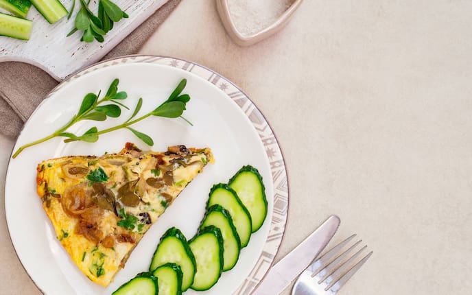 Omelett, Eier, Portulak, Paprika, Teller, Messer, Gabel, Gurke