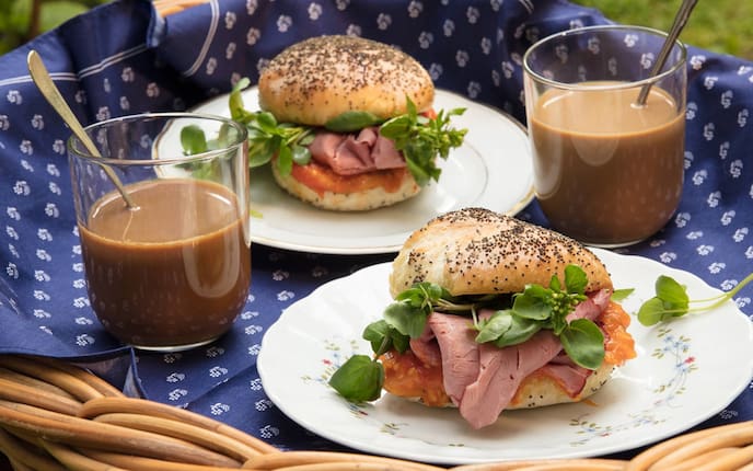 Kaffee, Löffel, Rinderschinken, Teller, Serviette, Brotkorb, Brunnenkresse, Weckerl