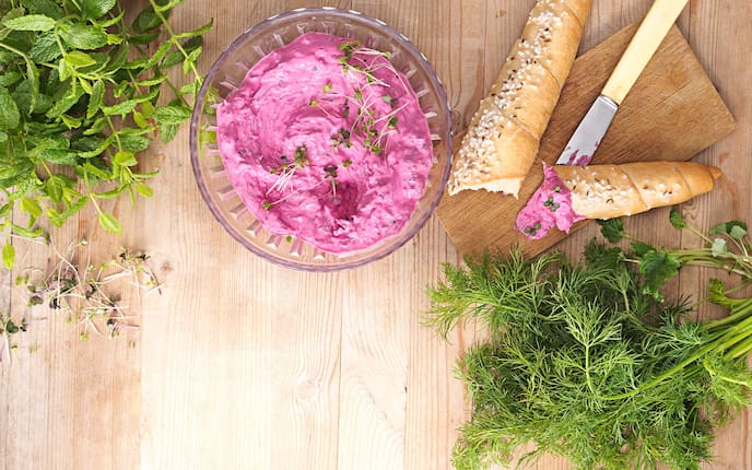 Rote-Rüben-Kräuter-Aufstrich, Salzstangerl, Schüsserl, Minze, Dill
