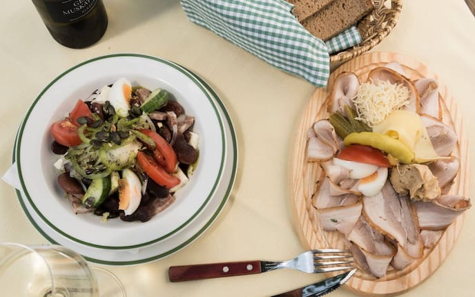 Schweinsbrüstel, Käse, hartgekochtes Ei, Gurkerl, Pfefferoni, Brettljause, Käferbohnensalat, Presskopf, Gurken, Tomaten, Kürbiskerne, Kernöl, Salat, Jause, Servus Rezept