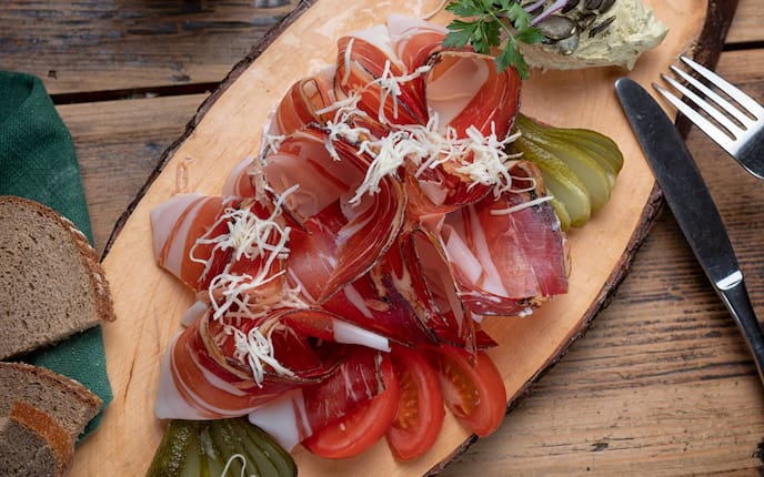 Brett, Schinken, Tomate, Gurkerl, Kren, Zwiebel, Kürbiskerne, Aufstrich, Besteck, Brot