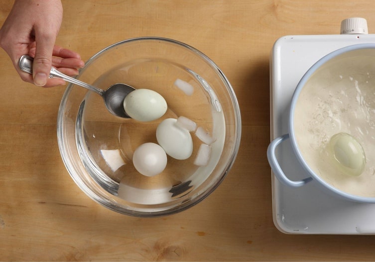 Tee-Eier, Wasserschüssel, Löffel, Kochtopf