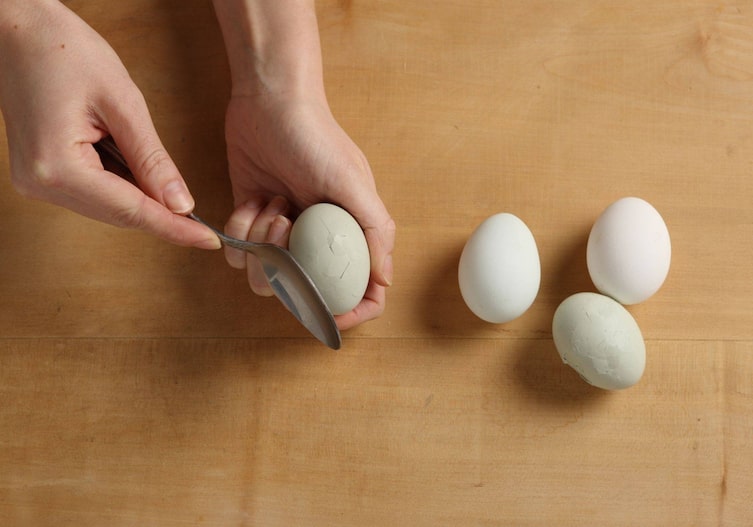 Tee-Eier, Löffel, Schale