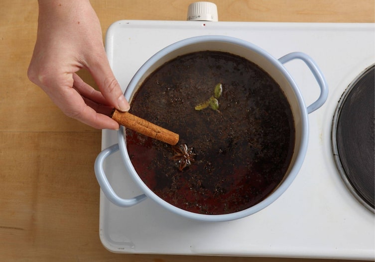 Tee-Eier, Zimtstange, Anis, Schwarztee, Kochtopf, Sud