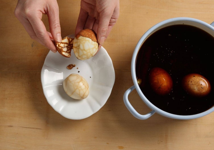 Tee-Eier, Schwarzteesud, Schale, Teller, Kochtopf