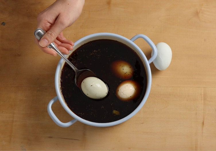Tee-Eier, Schwarztee, Sud, Kochtopf, Löffel