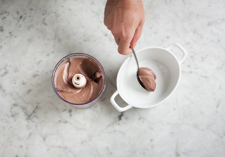 Geflügelleber, Leberpastete, Terrinenform, Hand, Löffel, Küchencutter