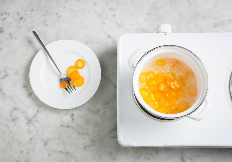Kumquats, Zwergorange, Teller, Herdplatte, Topf, Gabel