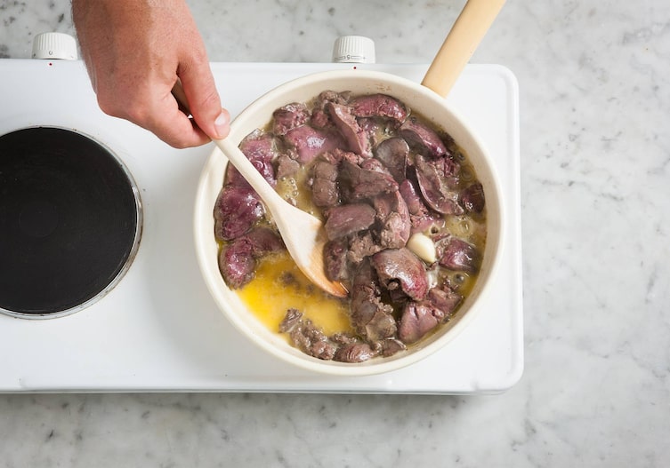 Leber, Geflügelleber, Kochlöffel, Öl, Knoblauch, Herdplatte, Hand