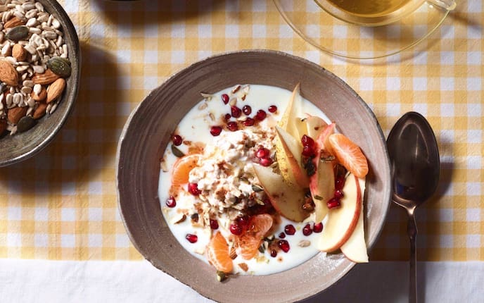 Birnen, Mandarinen, Granatapfelkerne, Getreideflocken, Milch, Müsli, Frühstück, Servus Rezept