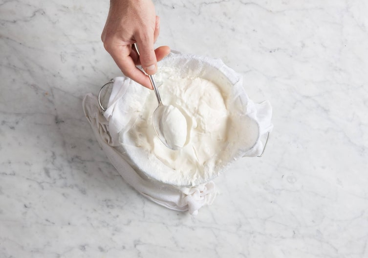 Löffel, Frischkäsenockerl, Hand, Geschirrtuch