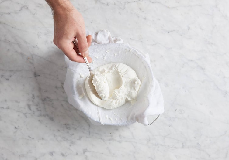 Löffel, Frischkäsenockerl, Hand, Geschirrtuch, Hand