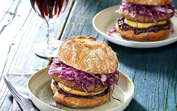 Wachauer Weckerl, Blaukraut, Bratapfel, Reh, Wein, Rotwein, Glas