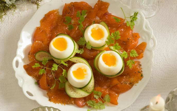 Gurkeneier mit gebeizter Lachsforelle, Kerbel, gekochtes Ei, Teller