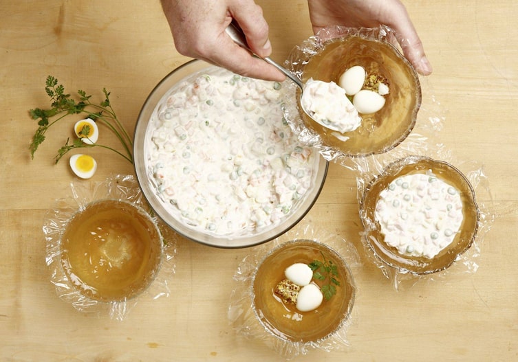 Wiener Gabelbissen, Wachteleier, Kerbel, Creme, Schüssel