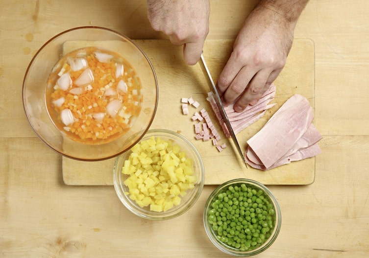 Wiener Gabelbissen, Messer, Brett, Schinken, Erbsen, Pastinaken