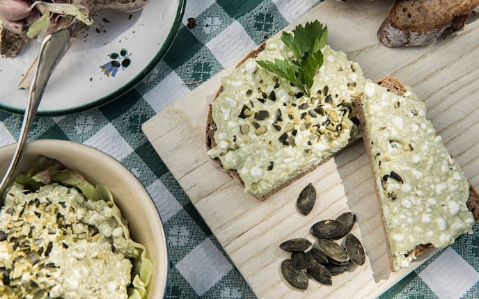 Knoblauch, Kernöl, Kürbiskern, Aufstrich, Schwarzbrot, Holzbrett, Jause, Servus Rezept