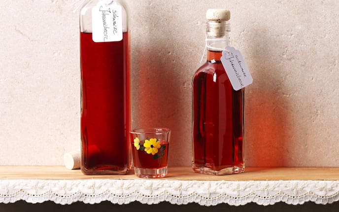 Likör von schwarzen Johannisbeeren (Bild: Eisenhut & Mayer)