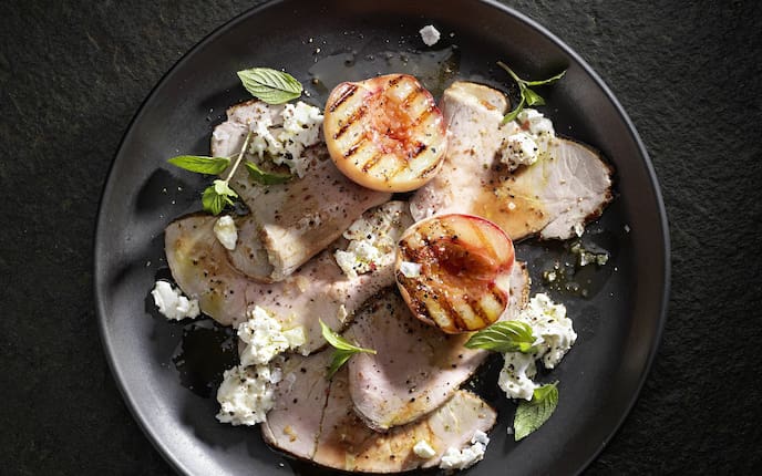 Kalbsbraten mit gegrilltem Weingartenpfirsich, Kalbsbraten, Braten, Weingartenpfirsich, Ricotta, Bratenrezept, Servus Magazin