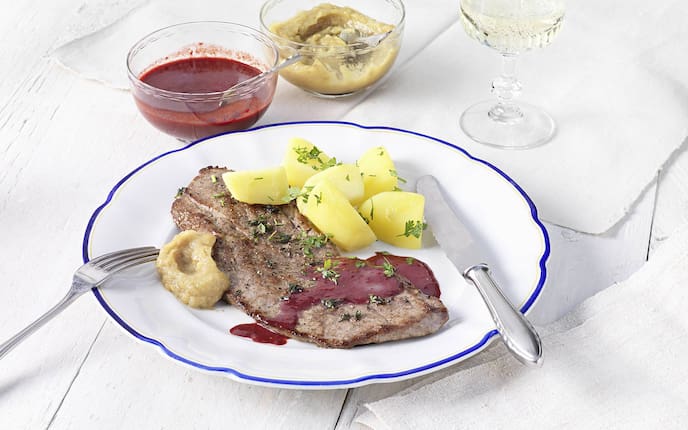 Kalbsschnitzel mit Maulbeersauce und Schalottencreme (Bild: Eisenhut & Mayer)