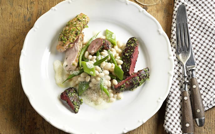Rosa gebratene Kaninchenfilets auf Bohnen und Speckschaum, Kaninchen, Bohnen, Specksauce, Speck, Bohnen, Kaninchenrezept, Servus Rezept