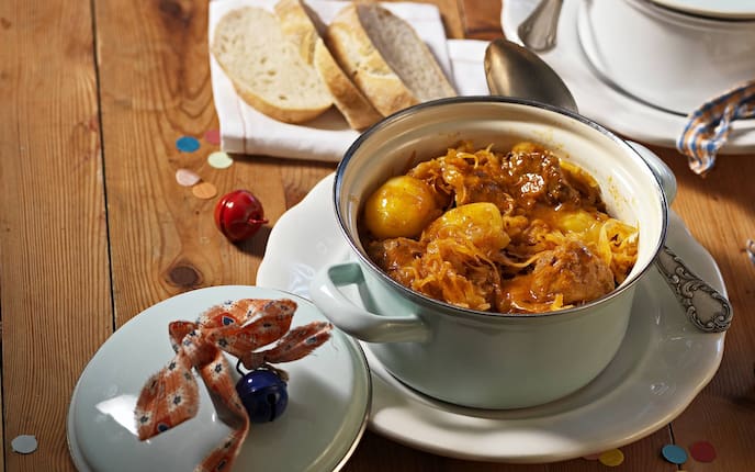 Karamellisiertes Krautfleisch, Kraut, Erdäpfel, Weipbrot, Topf, Suppenlöffel