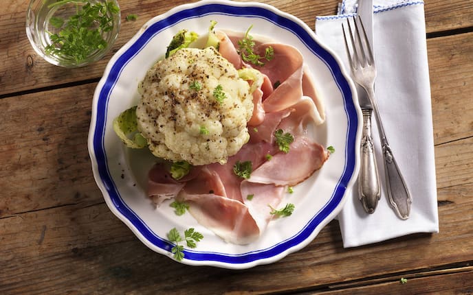 Junger Karfiol mit Anispfeffer auf Beinschinken (Bild: Eisenhut & Mayer)