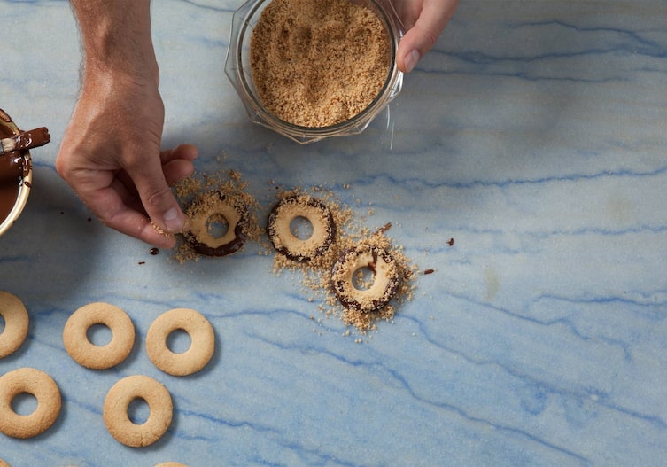 Nussbrösel, Kekse, Schokolade, Pinsel, Hände, Schüssel