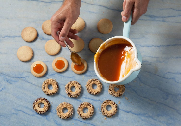 Marillenmarmelade, Topf, Kekse, Löffel, Hand