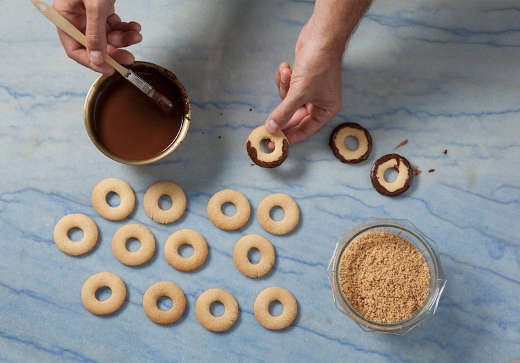 Schokolade, Pinsel, Kekse, Nussbrösel, Hände