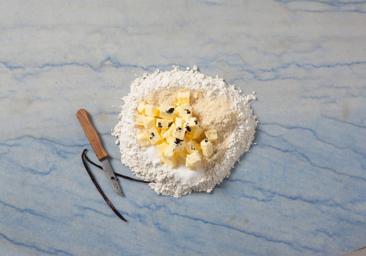 Messer, Vanillemark, Vanilleschote, Mehl, Butter, Salz, Zucker, Nüsse