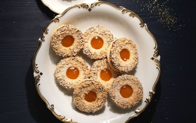 Teller, Keks, Marillenmarmelade, Brösel