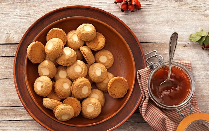 Hagebuttenmark, Löffel, Geschirrtuch, Makronen