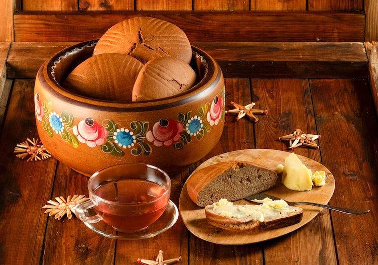 Lebkuchen, Honigbümmel, Holzschale, Teetasse, Tee, Teller, Messer, Strohsterne