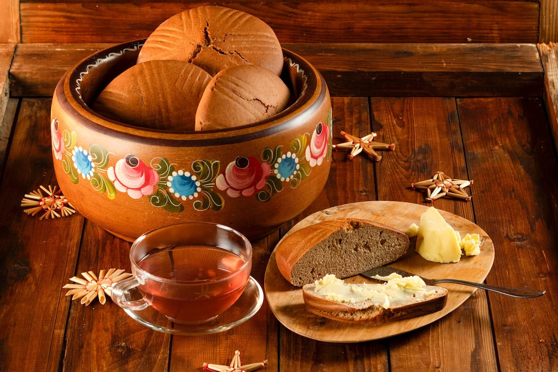 Lebkuchen, Honigbümmel, Holzschale, Teetasse, Tee, Teller, Messer, Strohsterne