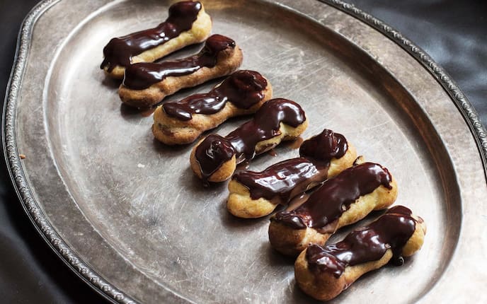 Kaffeestangerl, Schokoladenglasur, Silbertablett