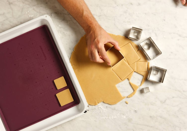 Keksausstecher, Teig, Backblech, Backfolie, Hand