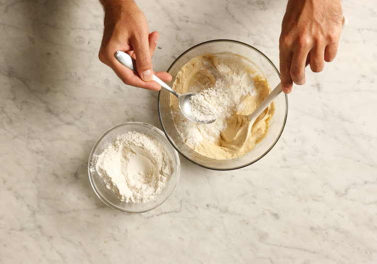 Kochlöffel, Löffel, Schüssel, Teig, Mehl, Hände