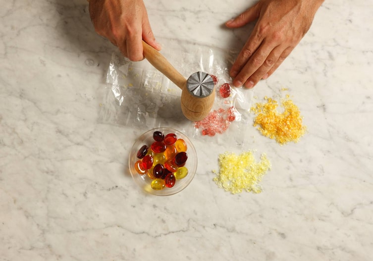 Zuckerl, Gefrierbeutel, Hände, Fleischklopfer, Zuckerlstaub