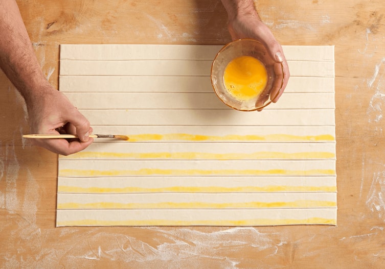 Schaumrollen auf klassische Art, Kochschule, Eidotter, Schüsserl, Blätterteig, Pinsel