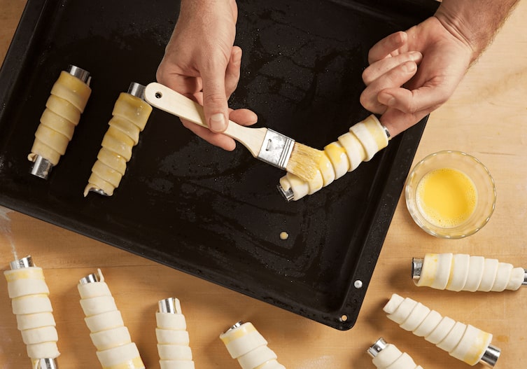 Schaumrollen auf klassische Art, Kochschule, Backform, Pinsel, Backblech, Schüsserl, Dotter