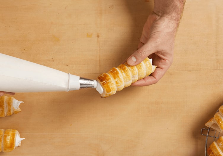 Schaumrollen auf klassische Art, Kochschule, Baisermasse, Spritzbeutel