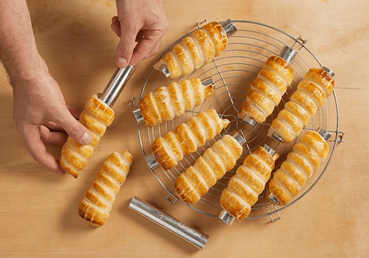 Schaumrollen auf klassische Art, Kochschule, Backform, Gitter