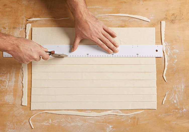 Schaumrollen auf klassische Art, Kochschule, Lineal, Blätterteig