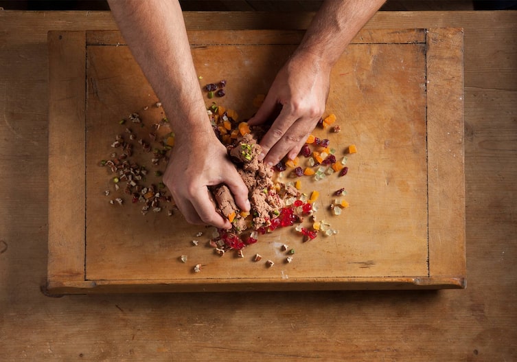 Hände, Früchte, Teig, Holzbrett