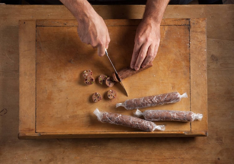 Holzbrett, Hände, Teig, Teilstück, Teigrolle, Frischhaltefolie