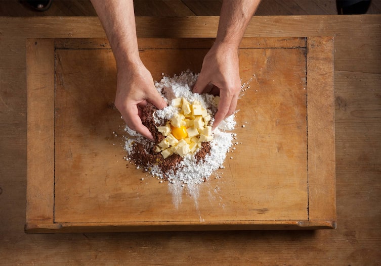 Hände, Butter, Dotter, Mehl, Brett